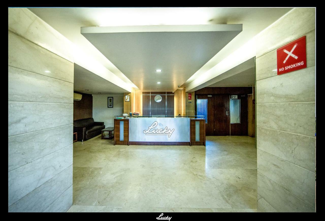 Lucky Hotel Goregaon Мумбаї Екстер'єр фото