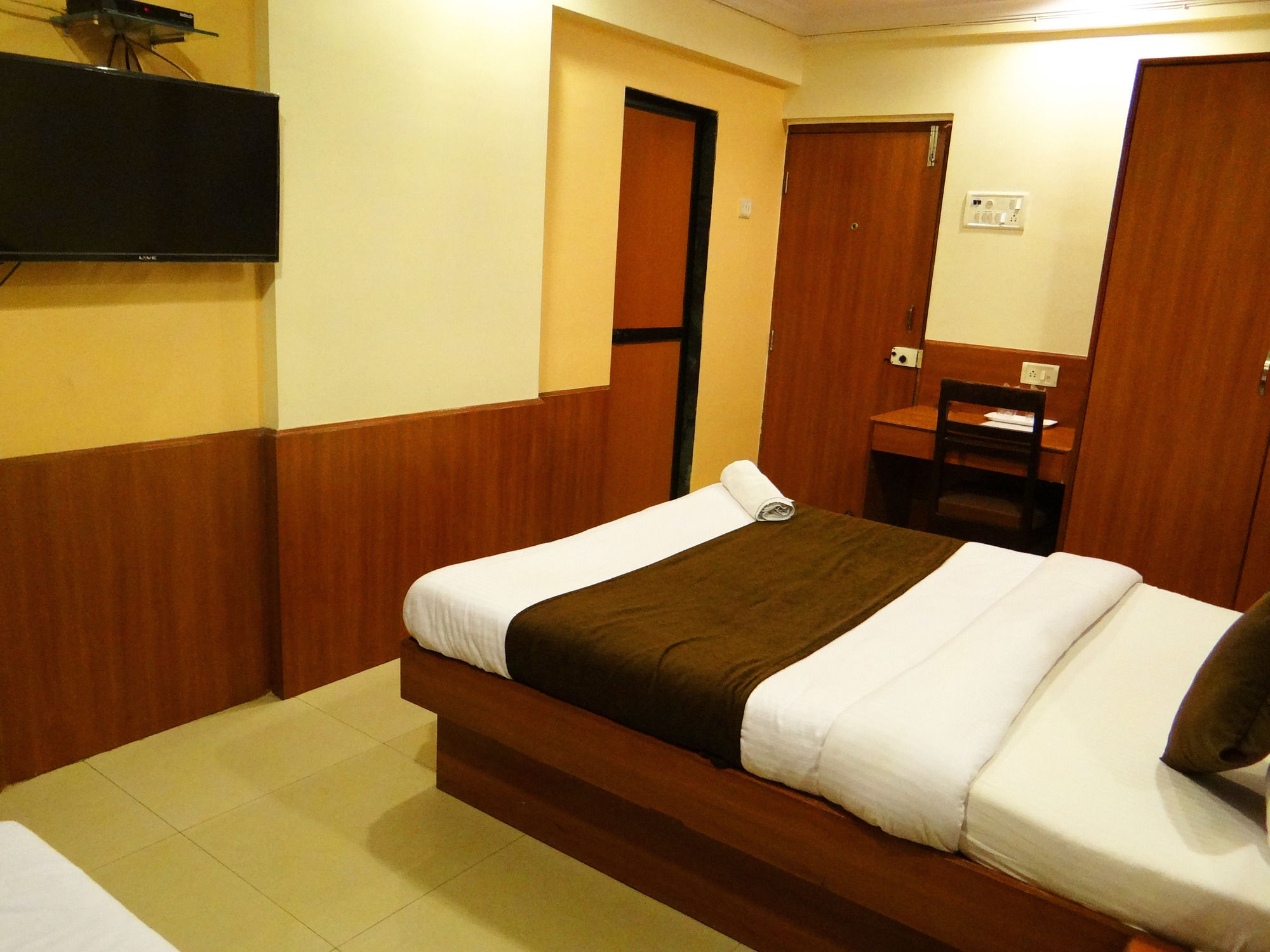 Lucky Hotel Goregaon Мумбаї Екстер'єр фото