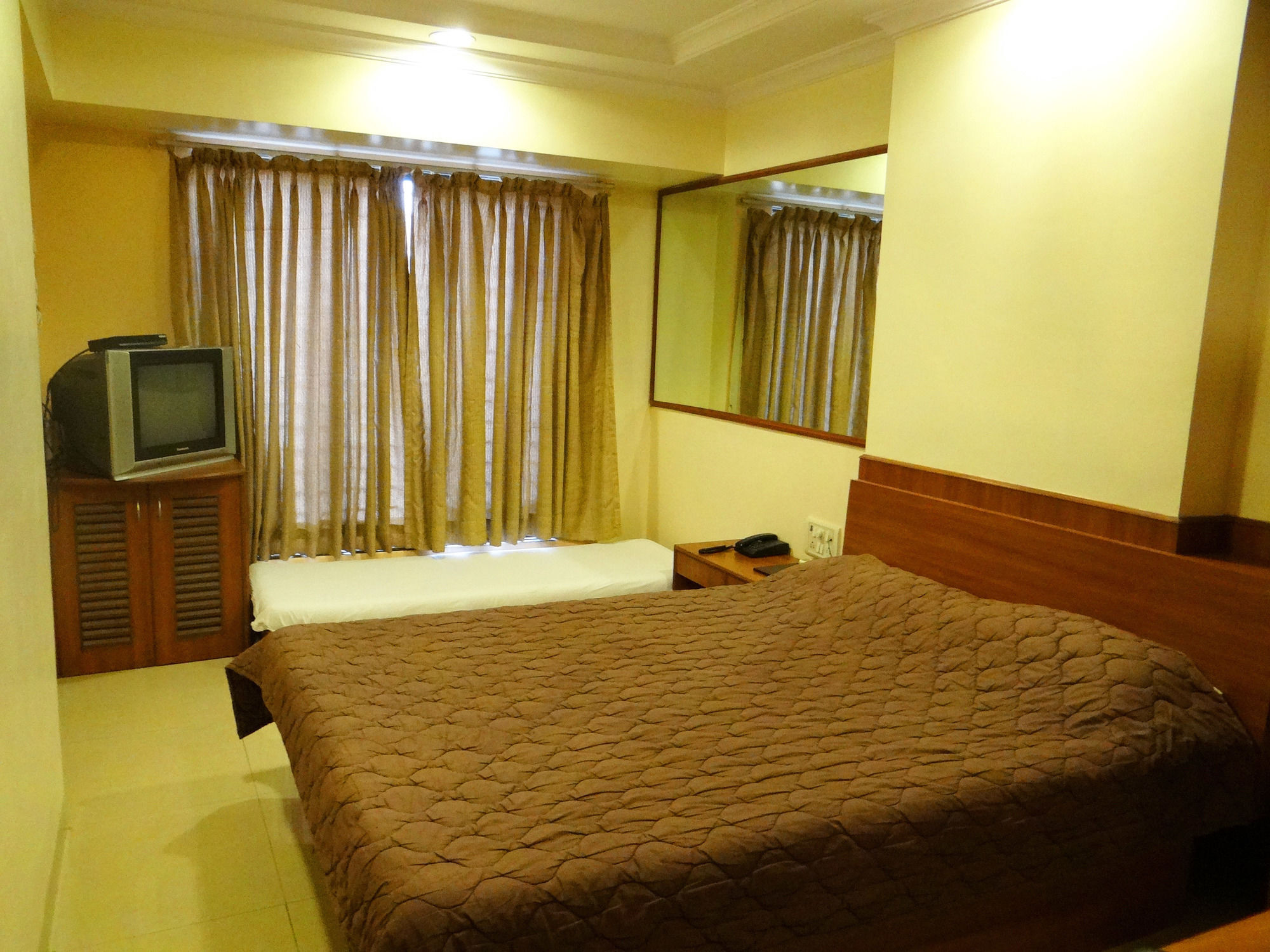 Lucky Hotel Goregaon Мумбаї Екстер'єр фото
