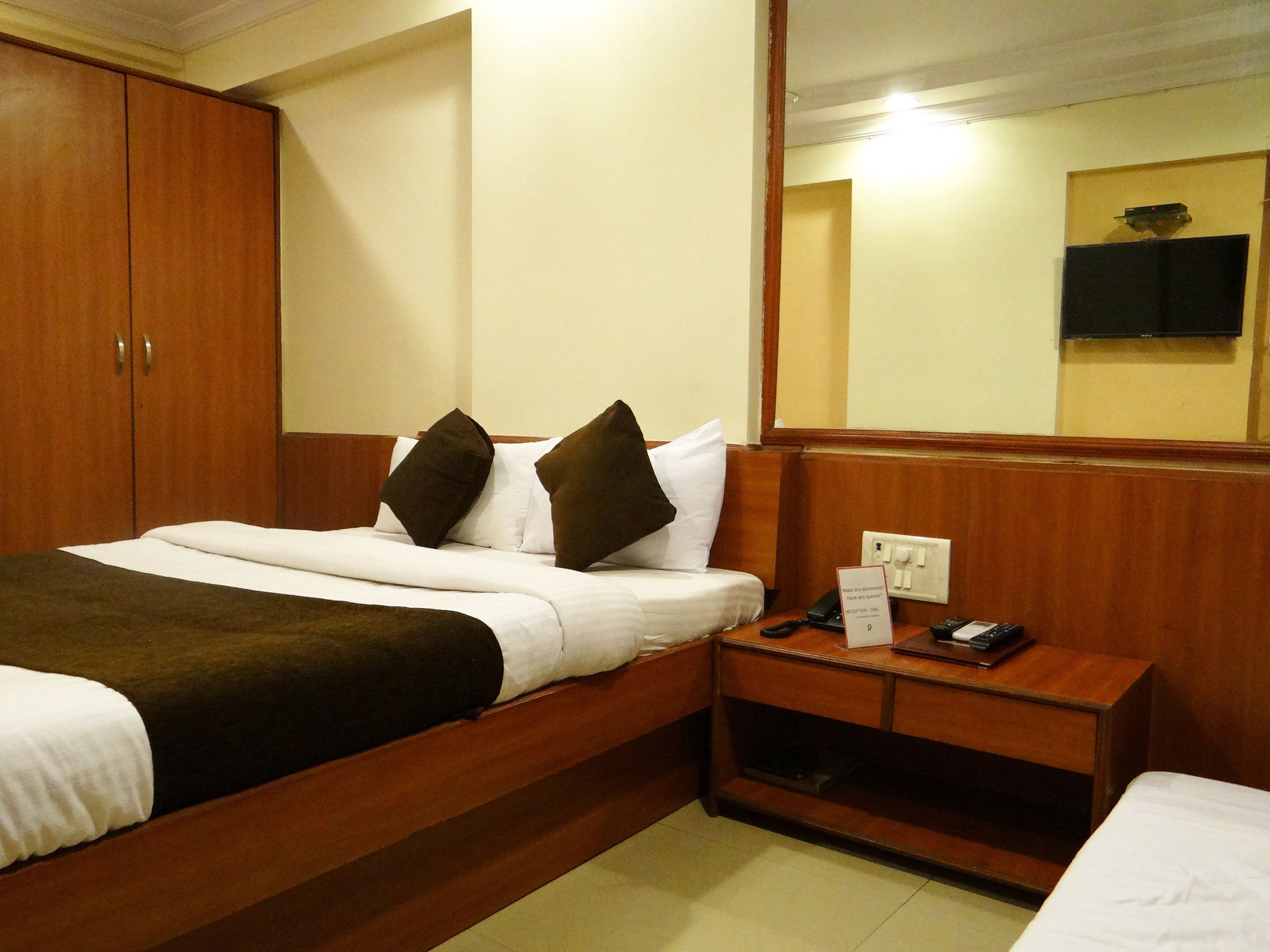 Lucky Hotel Goregaon Мумбаї Екстер'єр фото