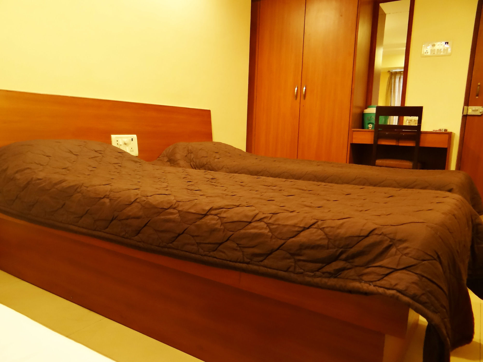 Lucky Hotel Goregaon Мумбаї Екстер'єр фото