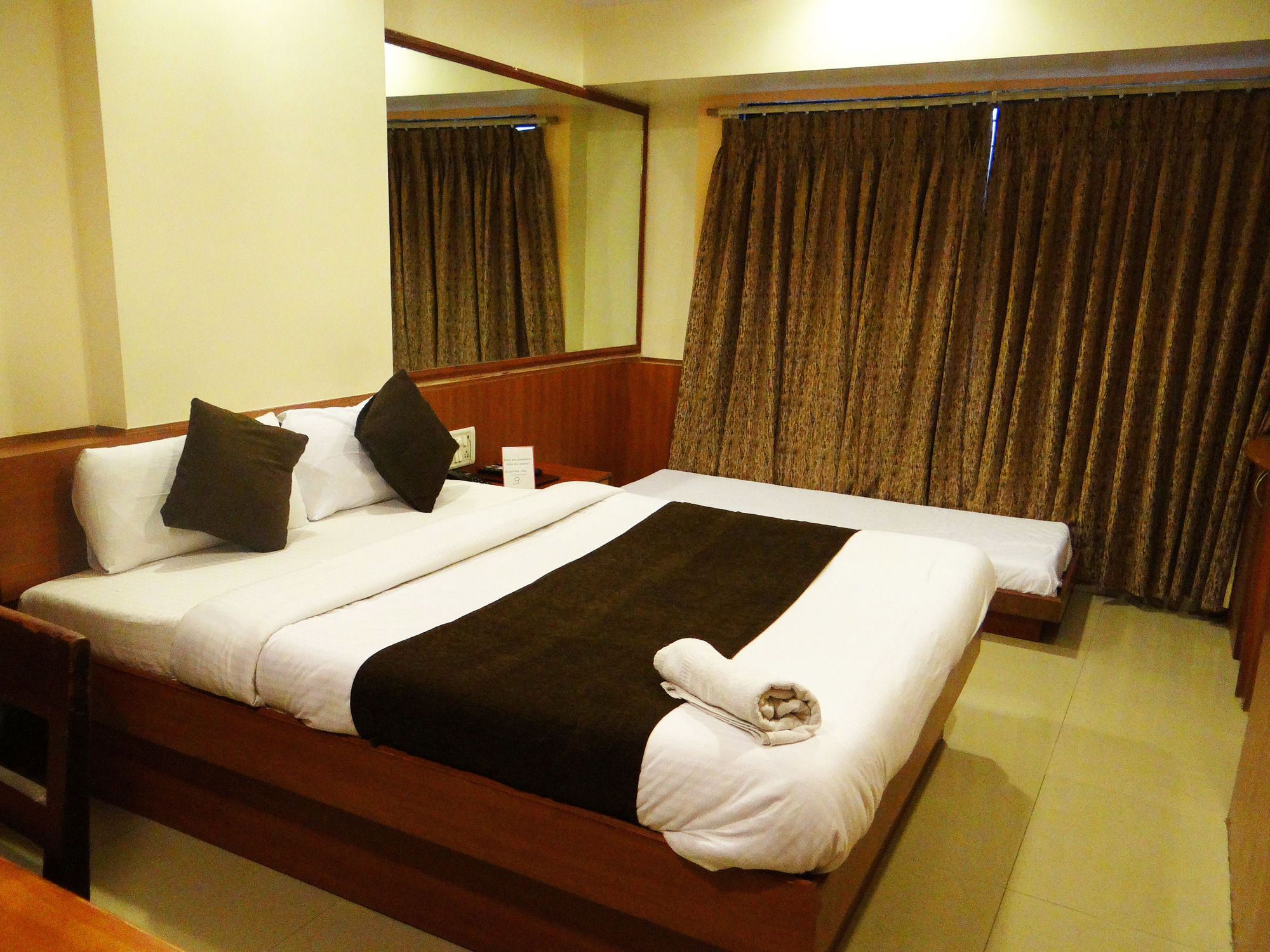 Lucky Hotel Goregaon Мумбаї Екстер'єр фото