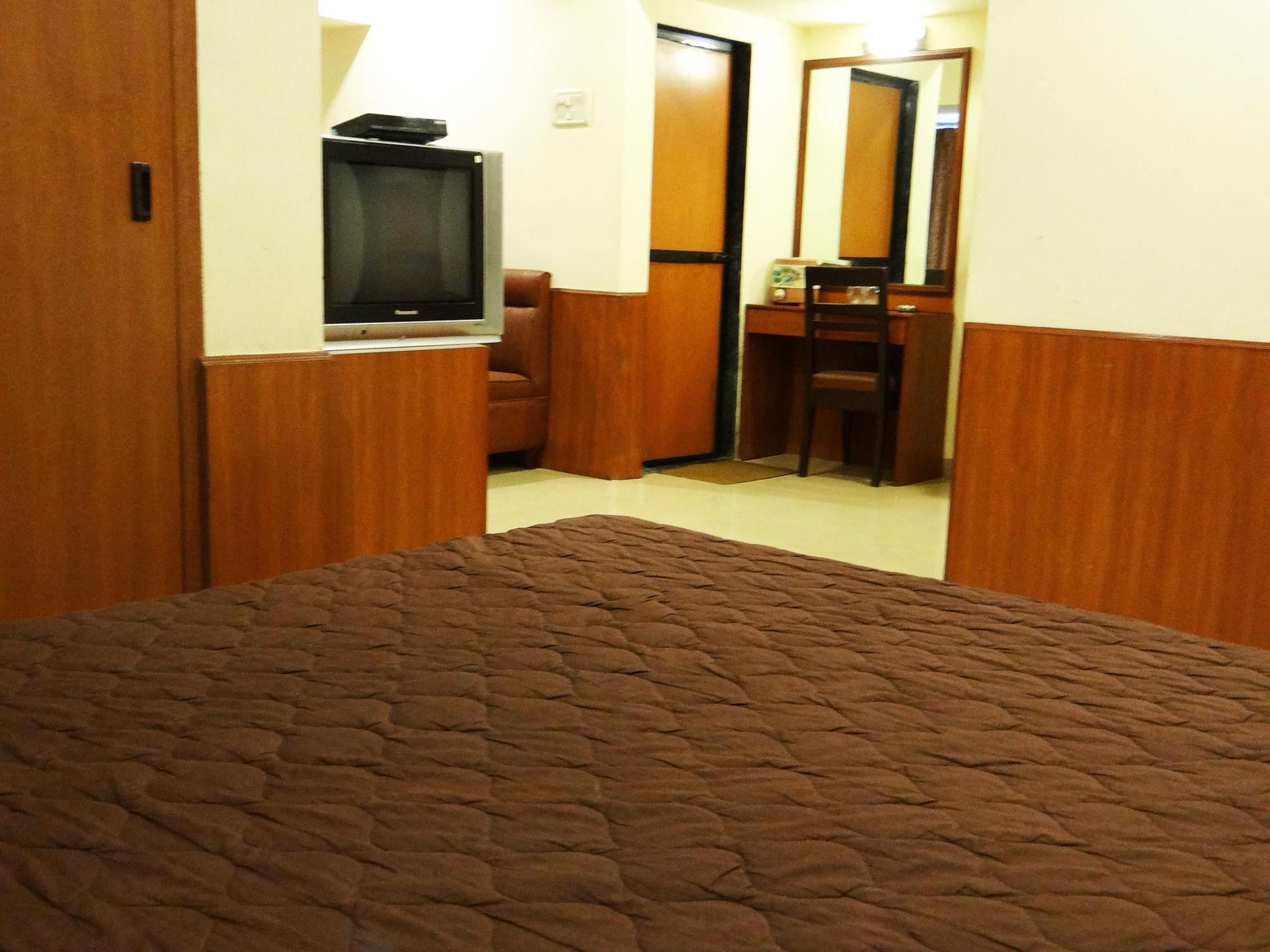 Lucky Hotel Goregaon Мумбаї Екстер'єр фото