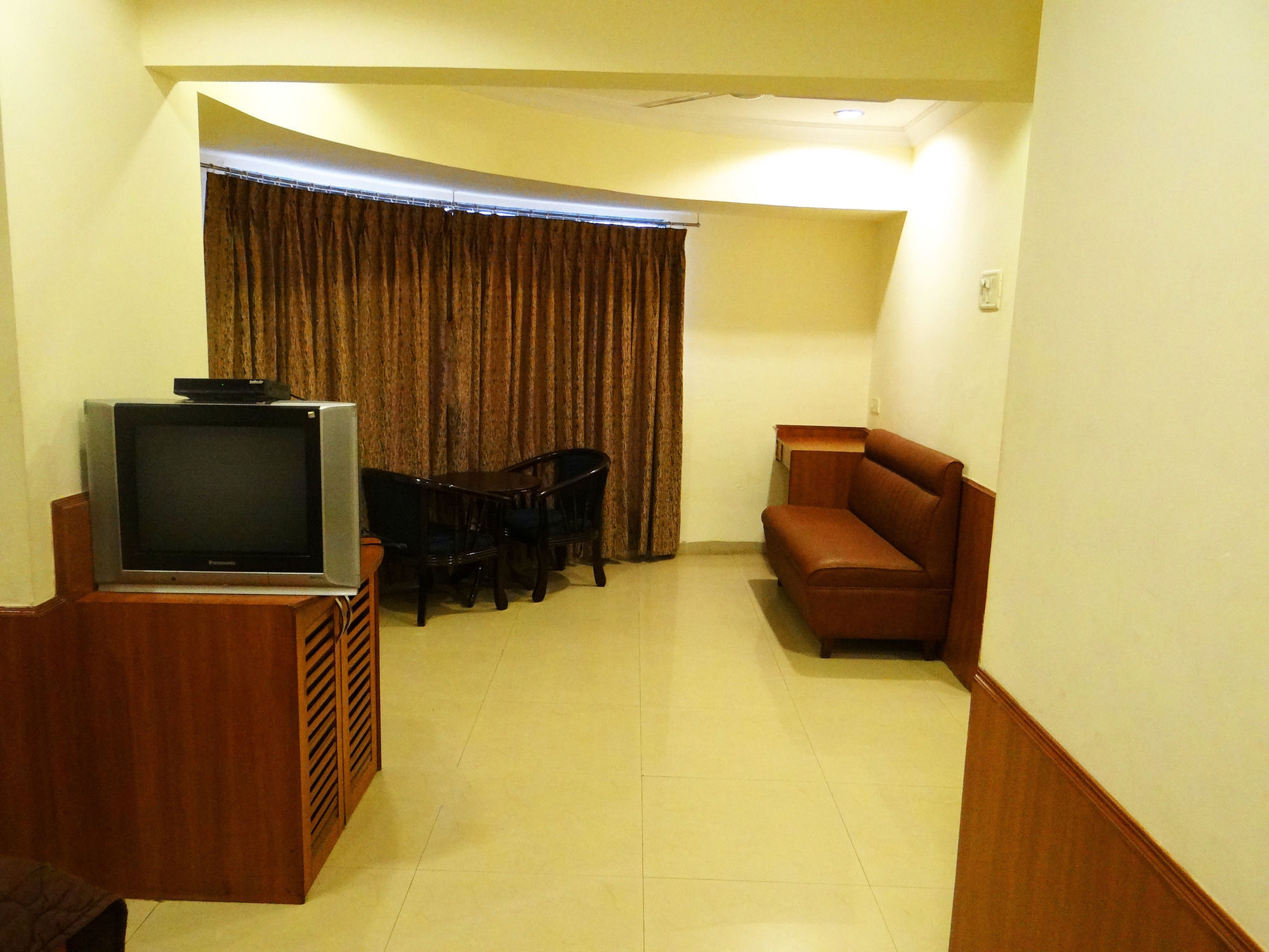 Lucky Hotel Goregaon Мумбаї Екстер'єр фото